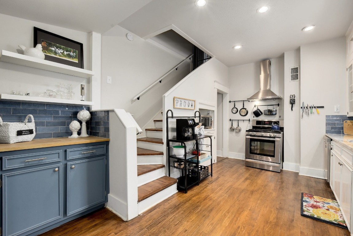 712 East 44th Street, Unit A Austin, TX 78751 - Photo 22 of 40 a kitchen with lots of counter top space and cabinets