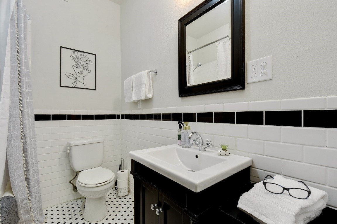 712 East 44th Street, Unit A Austin, TX 78751 - Photo 34 of 40 a bathroom with a sink toilet and mirror