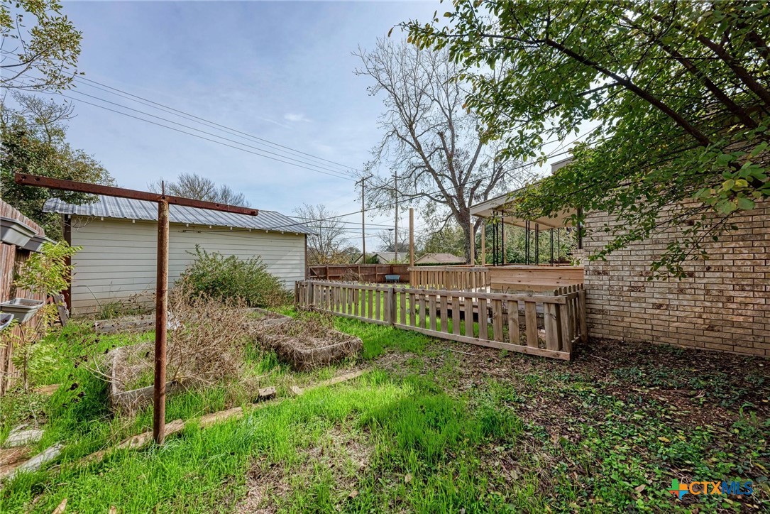 501 North Ridge Street Lampasas, TX 76550 - Photo 41 of 46 a view of a garden with wooden fence