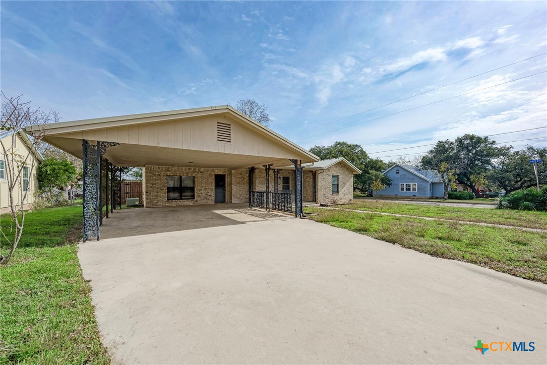 501 North Ridge Street Lampasas, TX 76550 - Photo 6 of 46 front view of a house with a yard