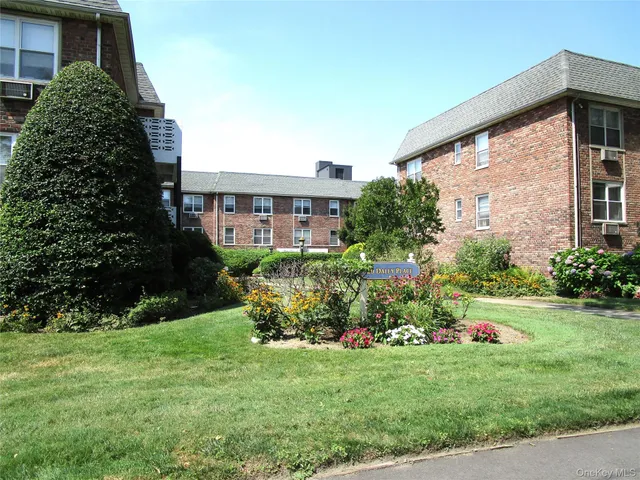 a view of a back yard