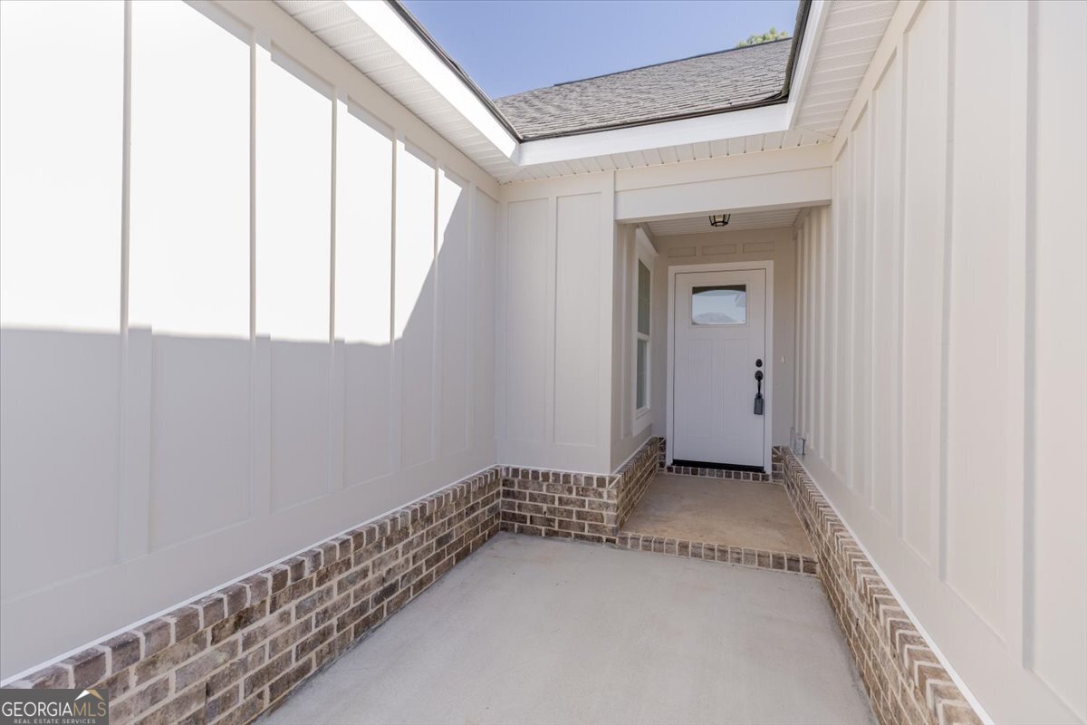 506 New Hope Drive Perry, GA 31069 - Photo 3 of 51 a view of an empty room and window