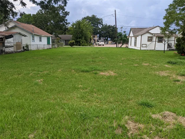 a view of a yard in front of a house