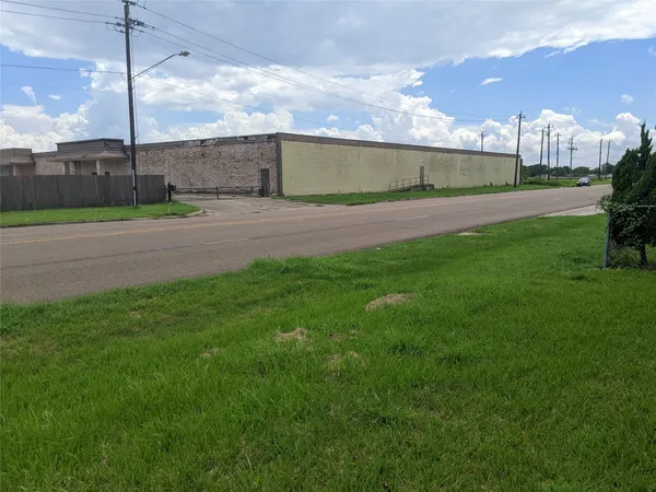 a view of a floor and entertaining space in the back yard