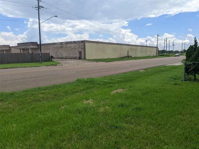 a view of a floor and entertaining space in the back yard