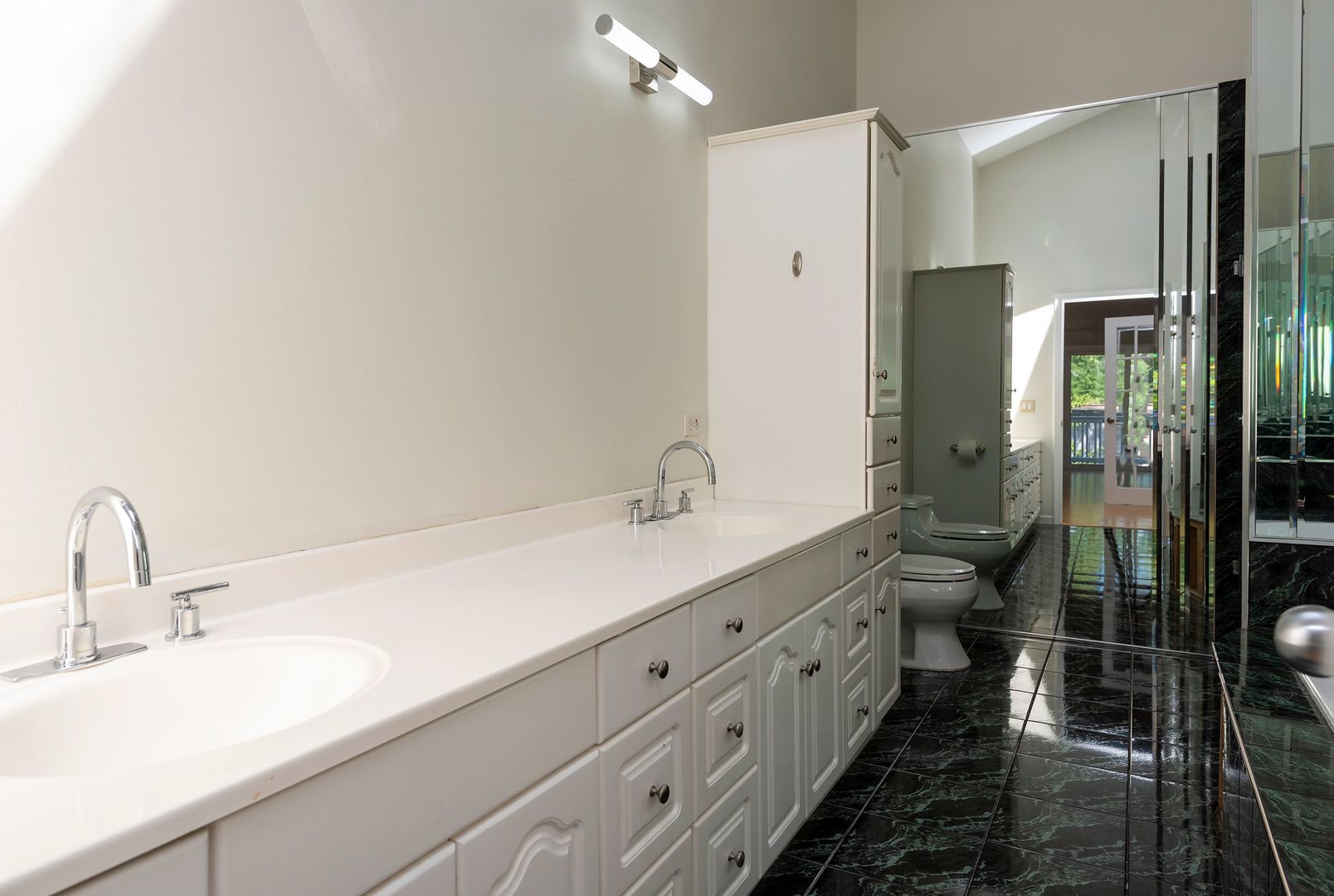 340 3rd Street Wheeling, IL 60090 - Photo 34 of 38 a bathroom with double vanity and mirrors