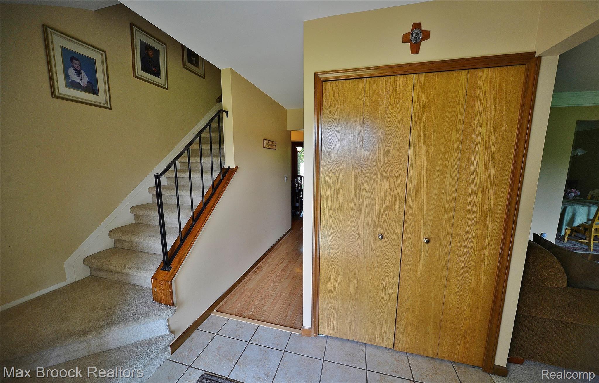 22 Foxboro Drive Rochester, MI 48309 - Photo 14 of 37 Great tiled entryway!