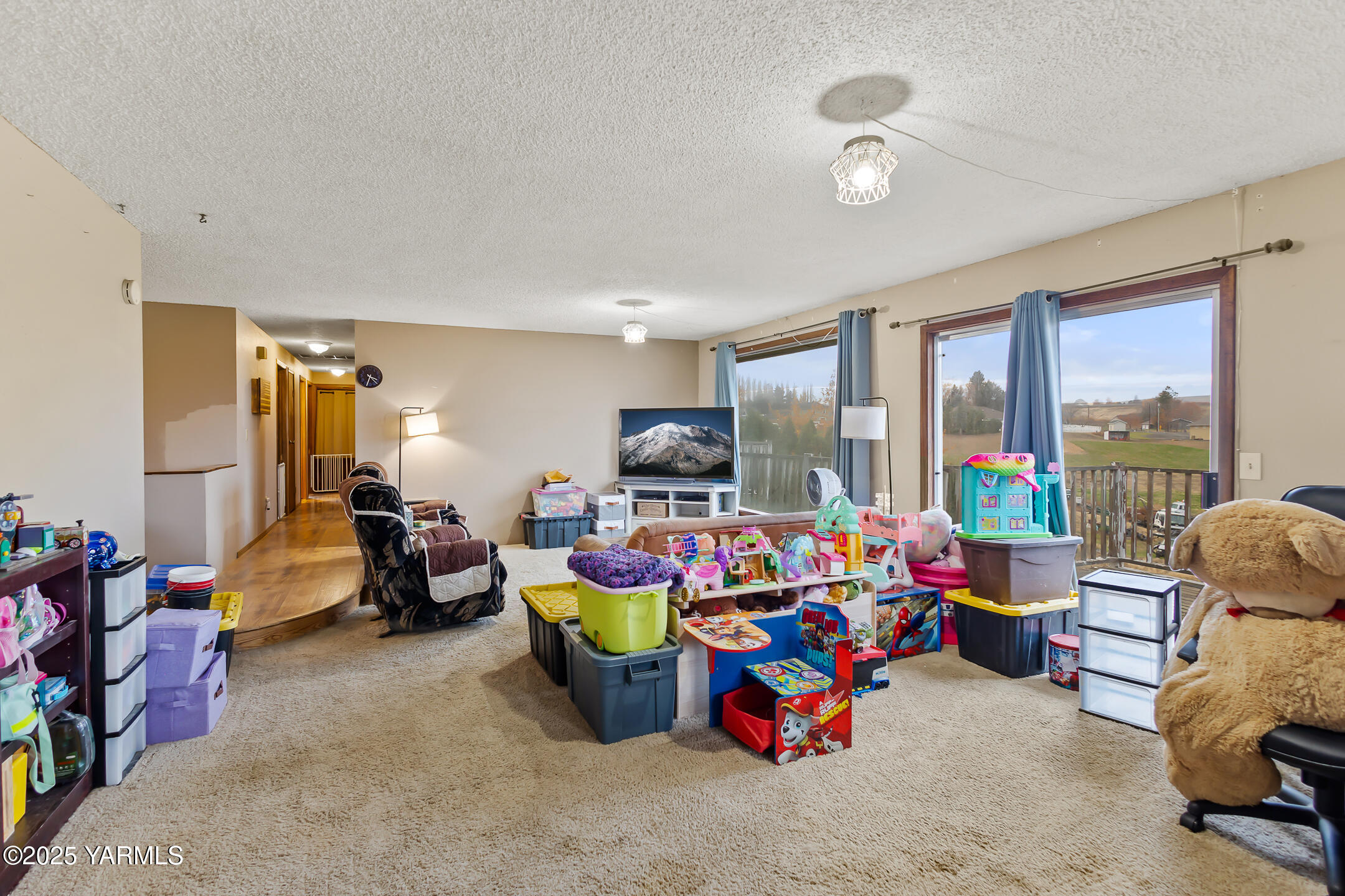 171 West Taylor Road Selah, WA 98942 - Photo 16 of 37 a living room with lots of furniture and a large window