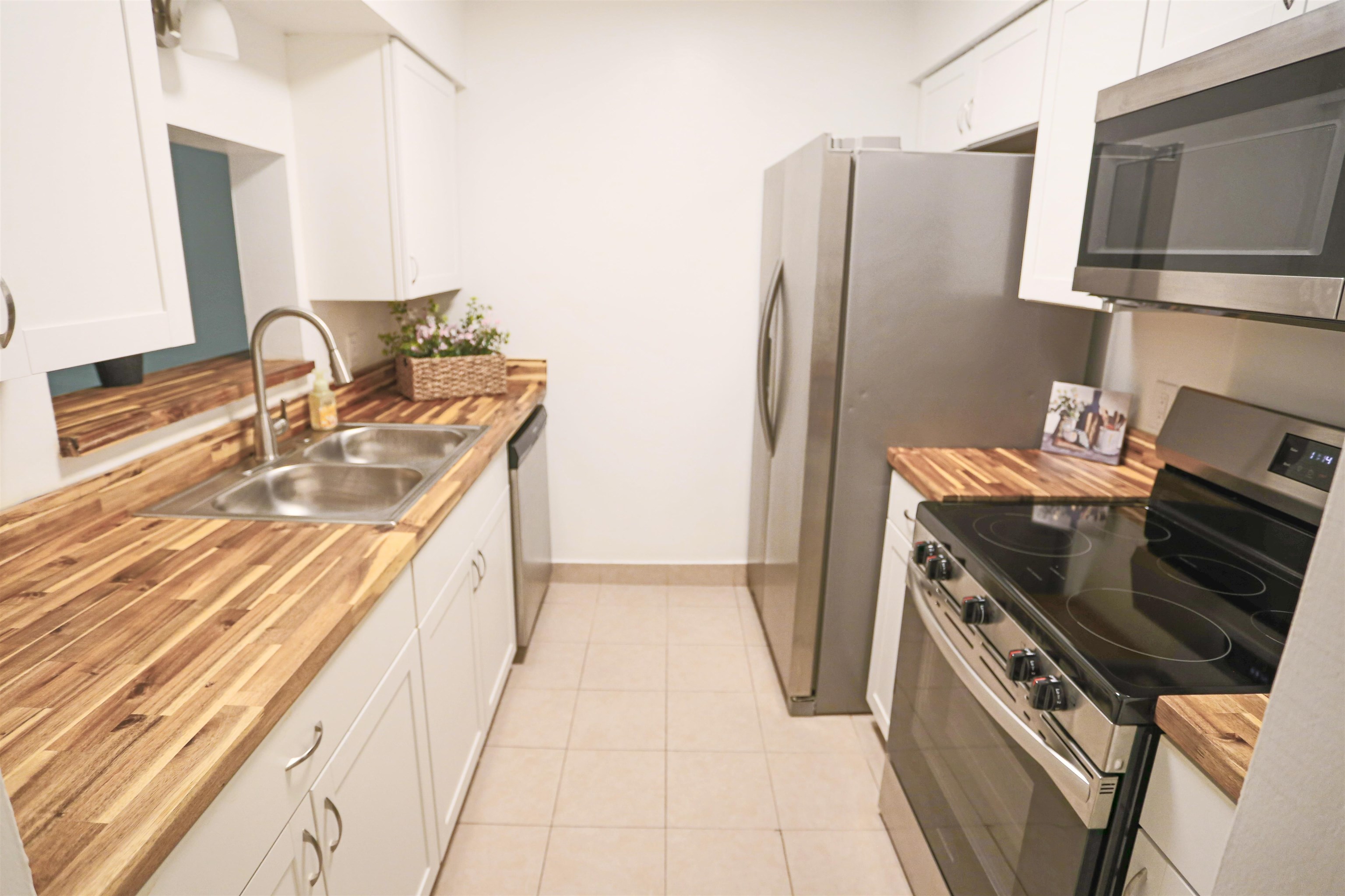 3765 Crown Point Road, Unit 4 Jacksonville, FL 32257 - Photo 16 of 27 a kitchen with stainless steel appliances granite countertop a refrigerator and a stove