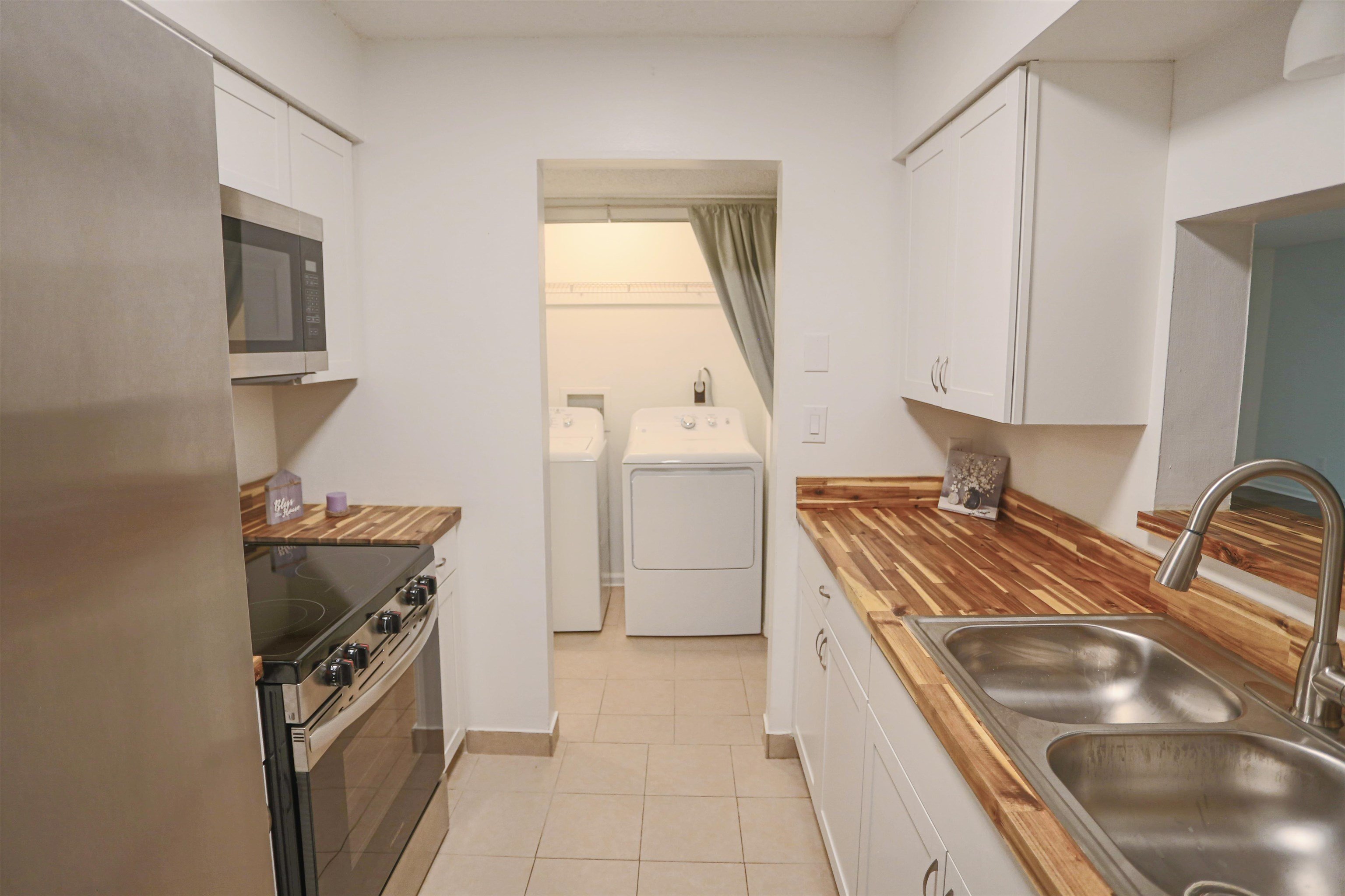 3765 Crown Point Road, Unit 4 Jacksonville, FL 32257 - Photo 17 of 27 a kitchen with a stove and a refrigerator