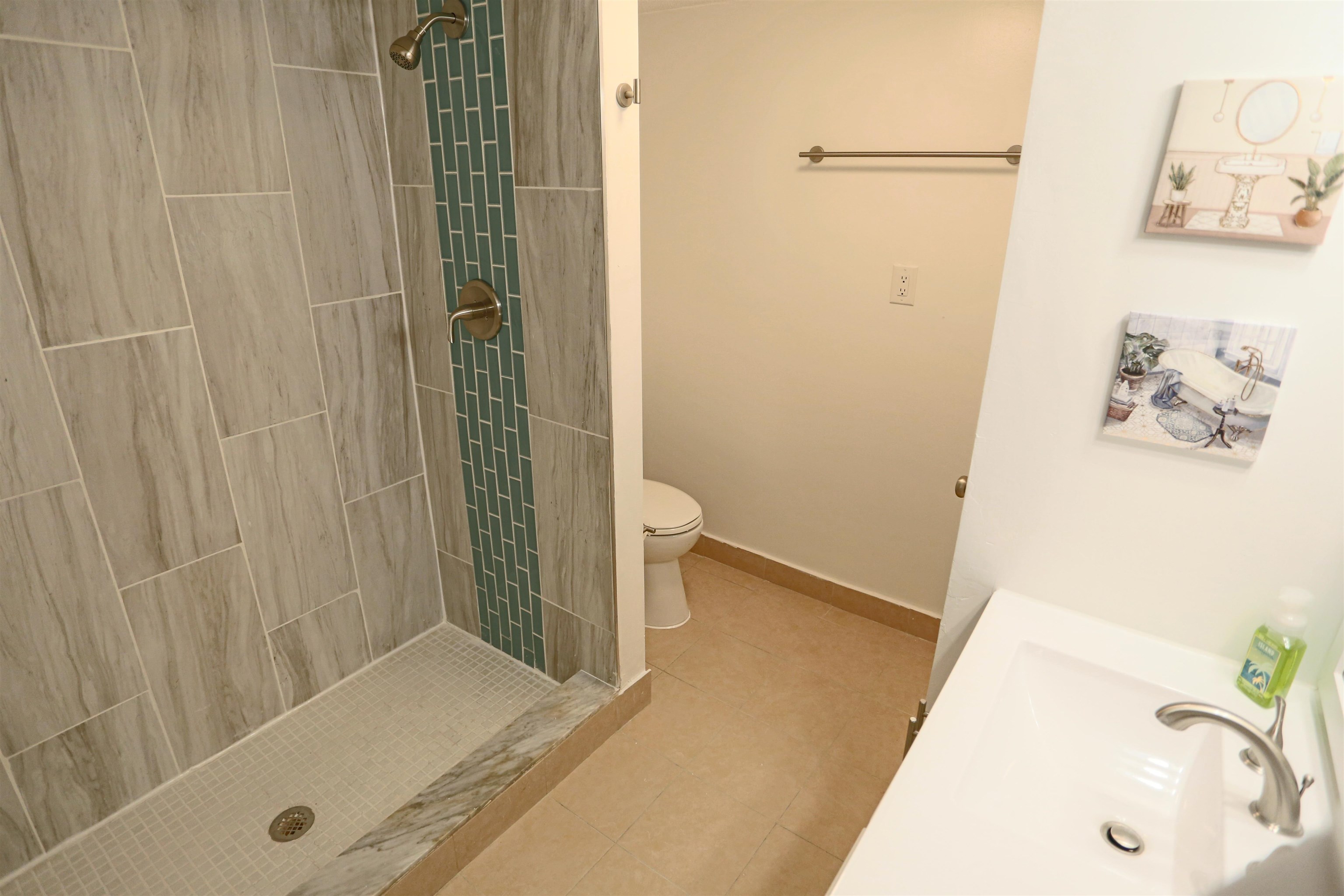3765 Crown Point Road, Unit 4 Jacksonville, FL 32257 - Photo 26 of 27 a bathroom with a tub and sink