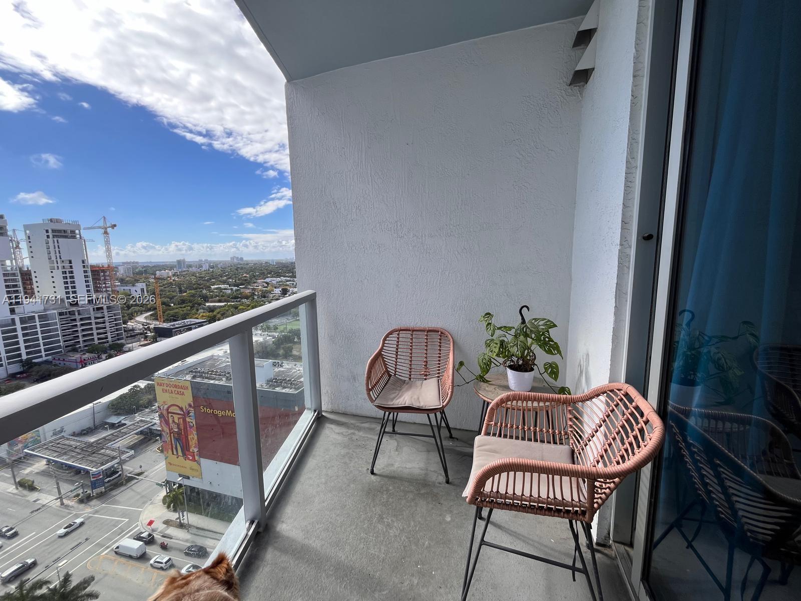 185 Southwest 7th Street, Unit 2006 Miami, FL 33130 - Photo 12 of 14 a balcony with table and chairs