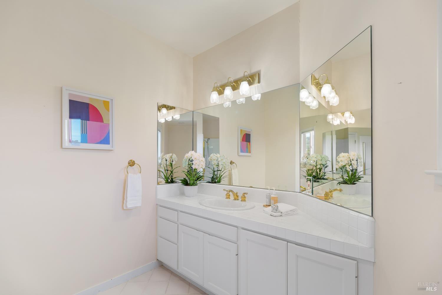 15 Ravine Way Novato, CA 94947 - Photo 19 of 48 Main level full bath
