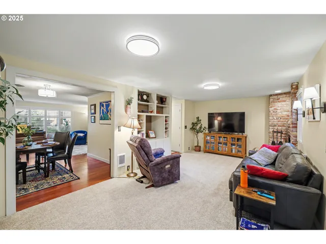 $377,000 | 21 Westbrook Way, Eugene, OR 97405