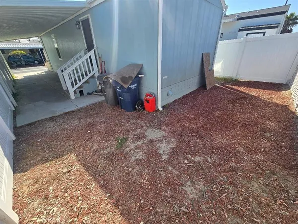 a view of a backyard