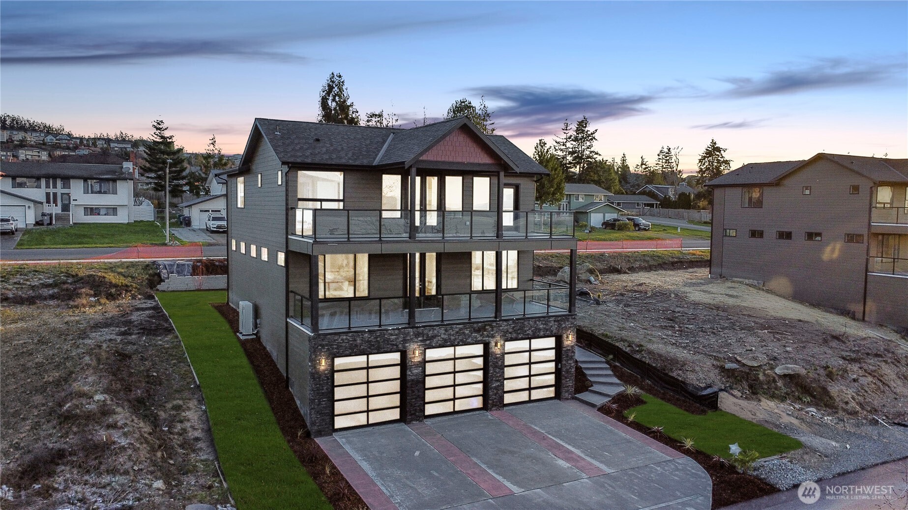a view of a house with a yard