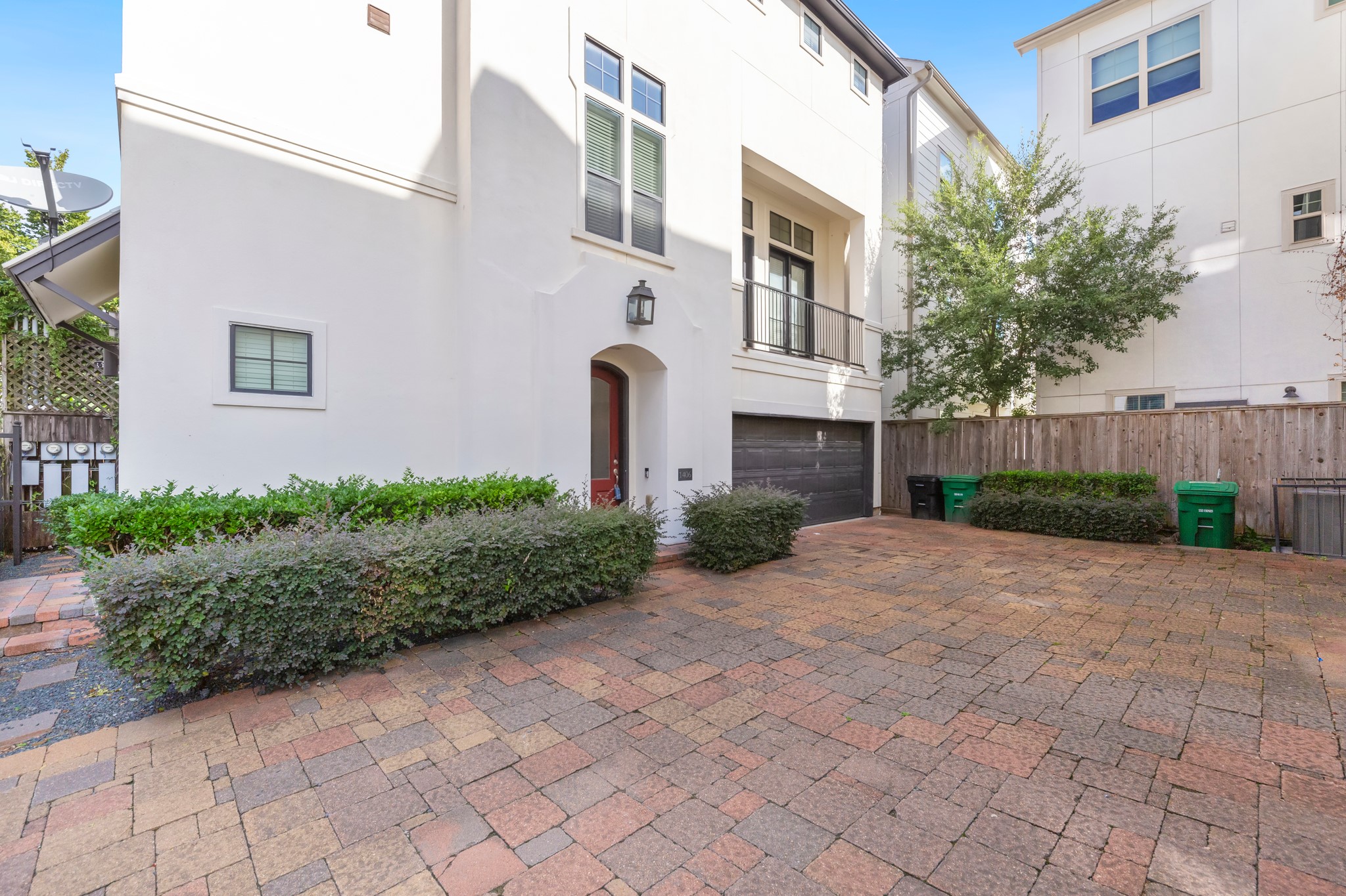 1406 Hickory Street Houston, TX 77007 - Photo 13 of 41 a front view of a house with garden