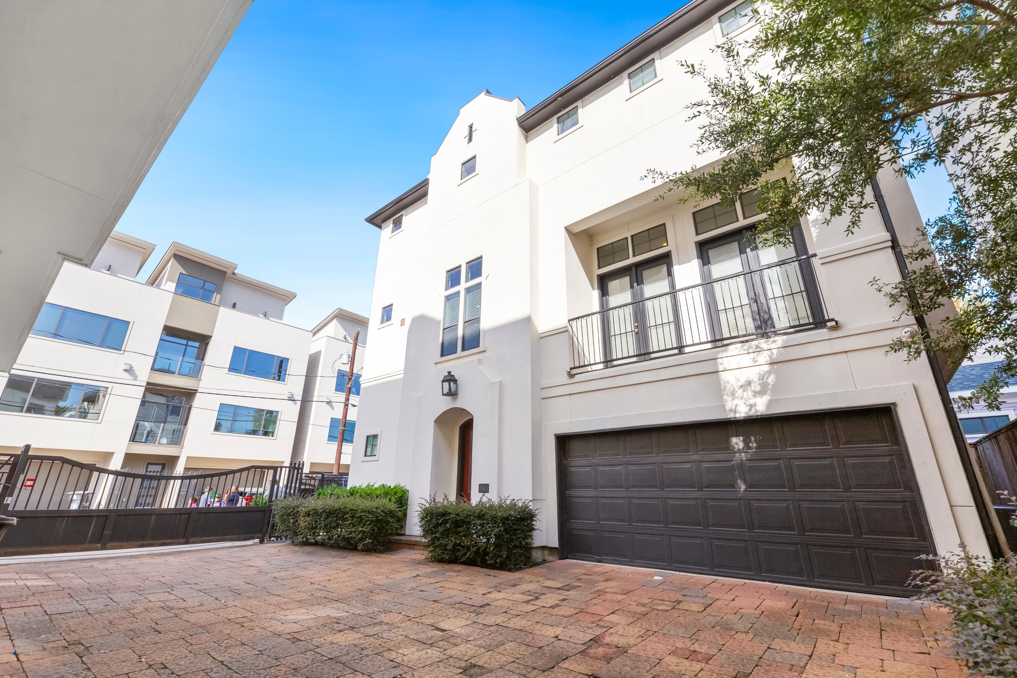 1406 Hickory Street Houston, TX 77007 - Photo 15 of 41 a front view of a building