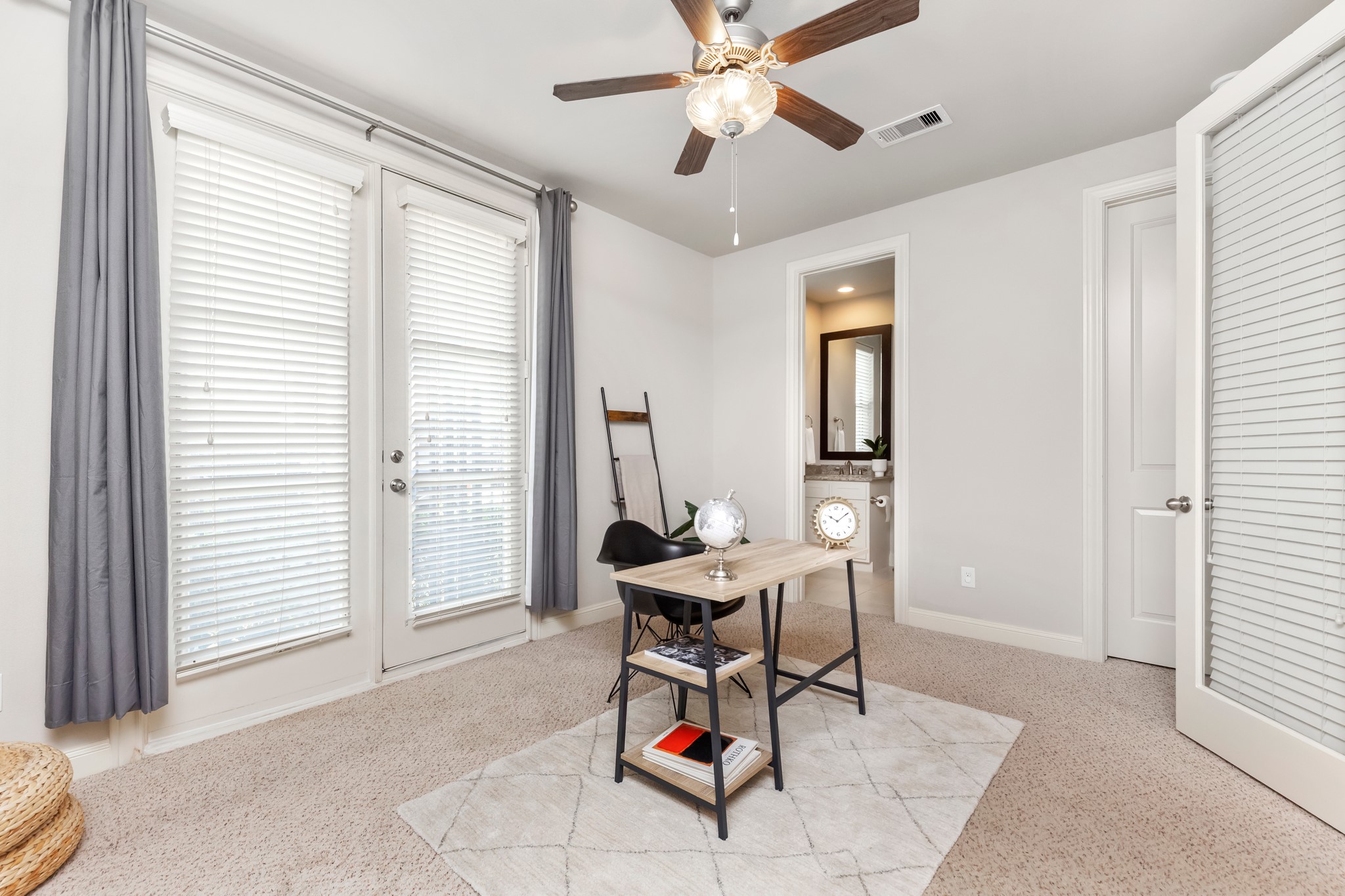 1406 Hickory Street Houston, TX 77007 - Photo 17 of 41 a room with furniture and windows