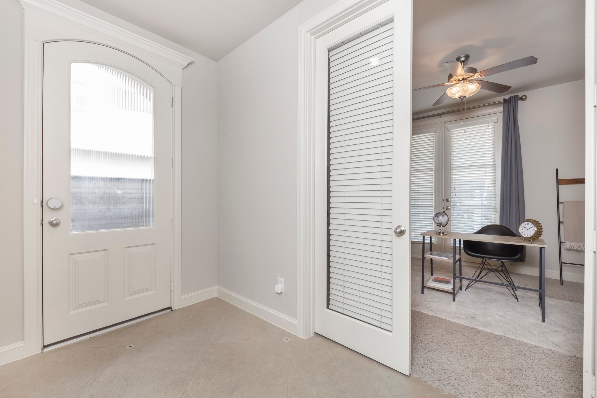 1406 Hickory Street Houston, TX 77007 - Photo 19 of 41 a view of a livingroom with furniture and windows in a room