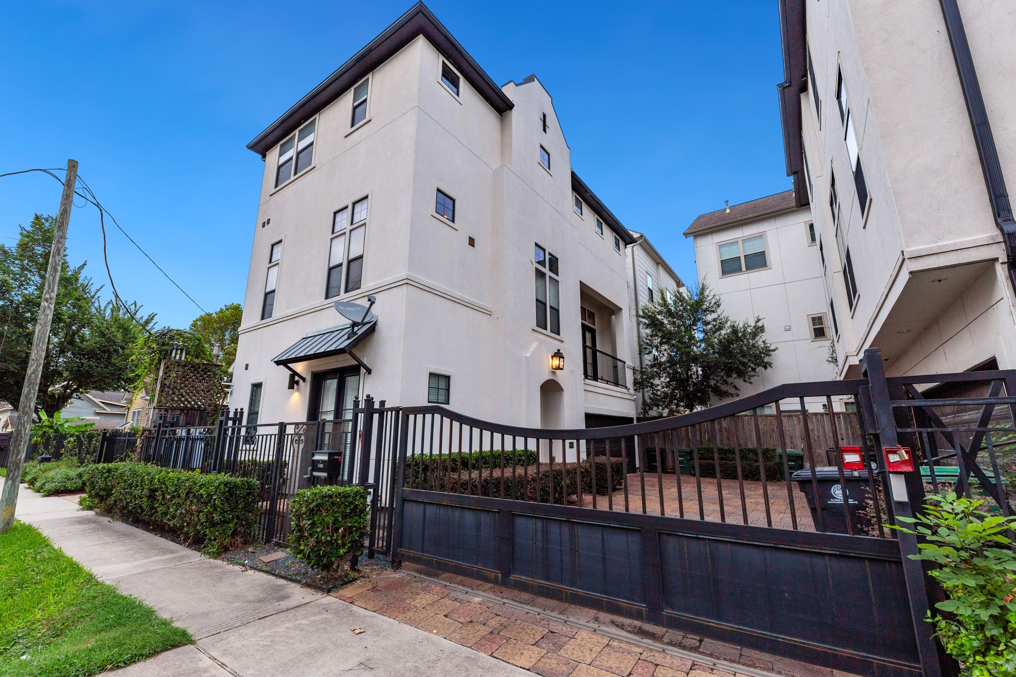 1406 Hickory Street Houston, TX 77007 - Photo 7 of 41 a view of a house with iron stairs