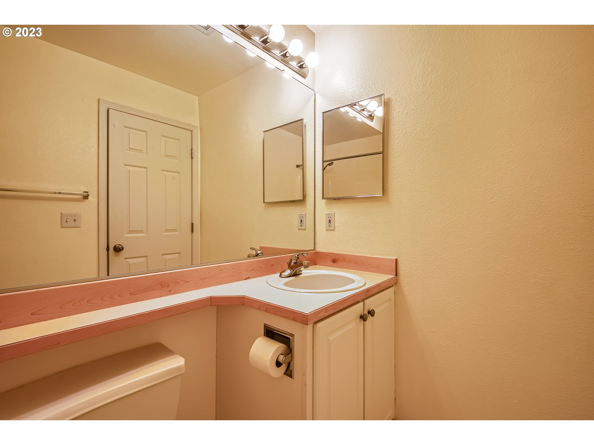 13870 Southwest Scholls Ferry Road, Unit 105 Beaverton, OR 97007 - Photo 38 of 43 Gallery Image 38