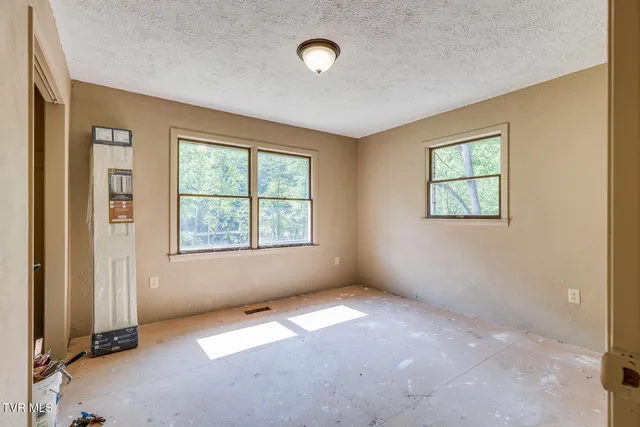 $150,000 | 415 Natural Tunnel Parkway, Duffield, VA 24244