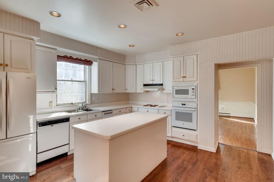 8025 Strauff Road, Unit 7 Baltimore, MD 21204 - Photo 5 of 28 Cheery kitchen