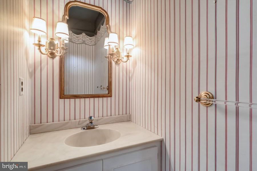 8025 Strauff Road, Unit 7 Baltimore, MD 21204 - Photo 8 of 28 First floor powder room