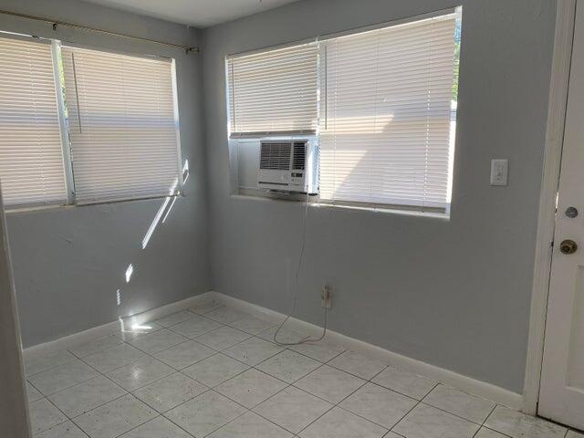 520 52nd Street West Palm Beach, FL 33407 - Photo 4 of 6 an empty room with windows