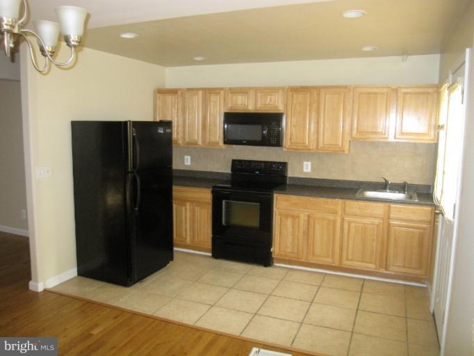 402 Random Road Baltimore, MD 21229 - Photo 2 of 10 Kitchen