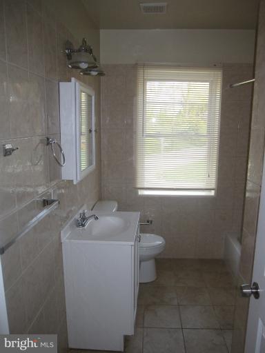 402 Random Road Baltimore, MD 21229 - Photo 4 of 10 Bath