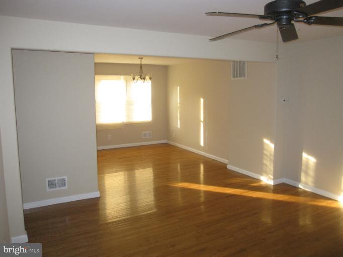 402 Random Road Baltimore, MD 21229 - Photo 6 of 10 Living Room