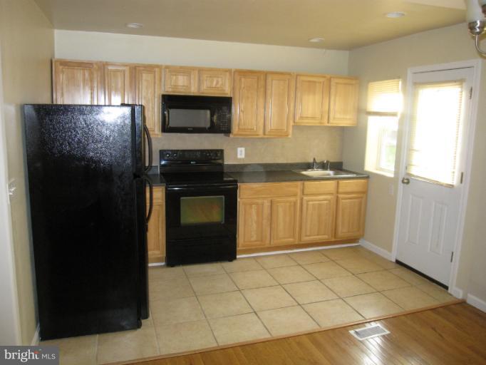 402 Random Road Baltimore, MD 21229 - Photo 9 of 10 Kitchen