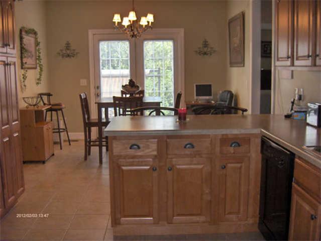 115 Conquest Road Murfreesboro, TN 37128 - Photo 7 of 17 Eat-in kitchen with maple cabinets and tile floors.