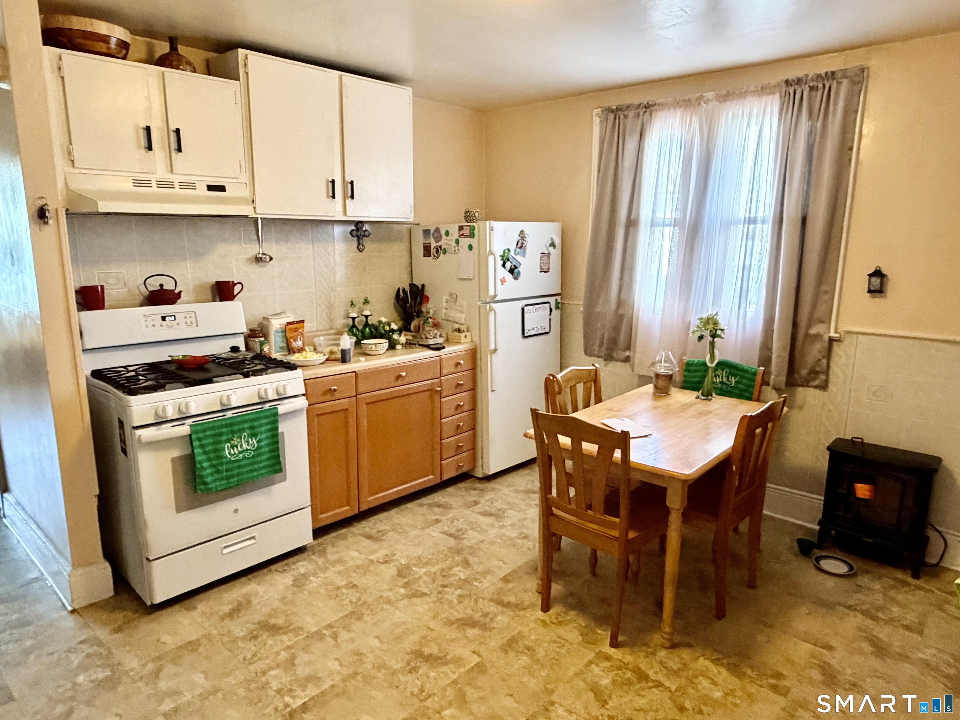 384 Thompson Street Stratford, CT 06615 - Photo 12 of 19