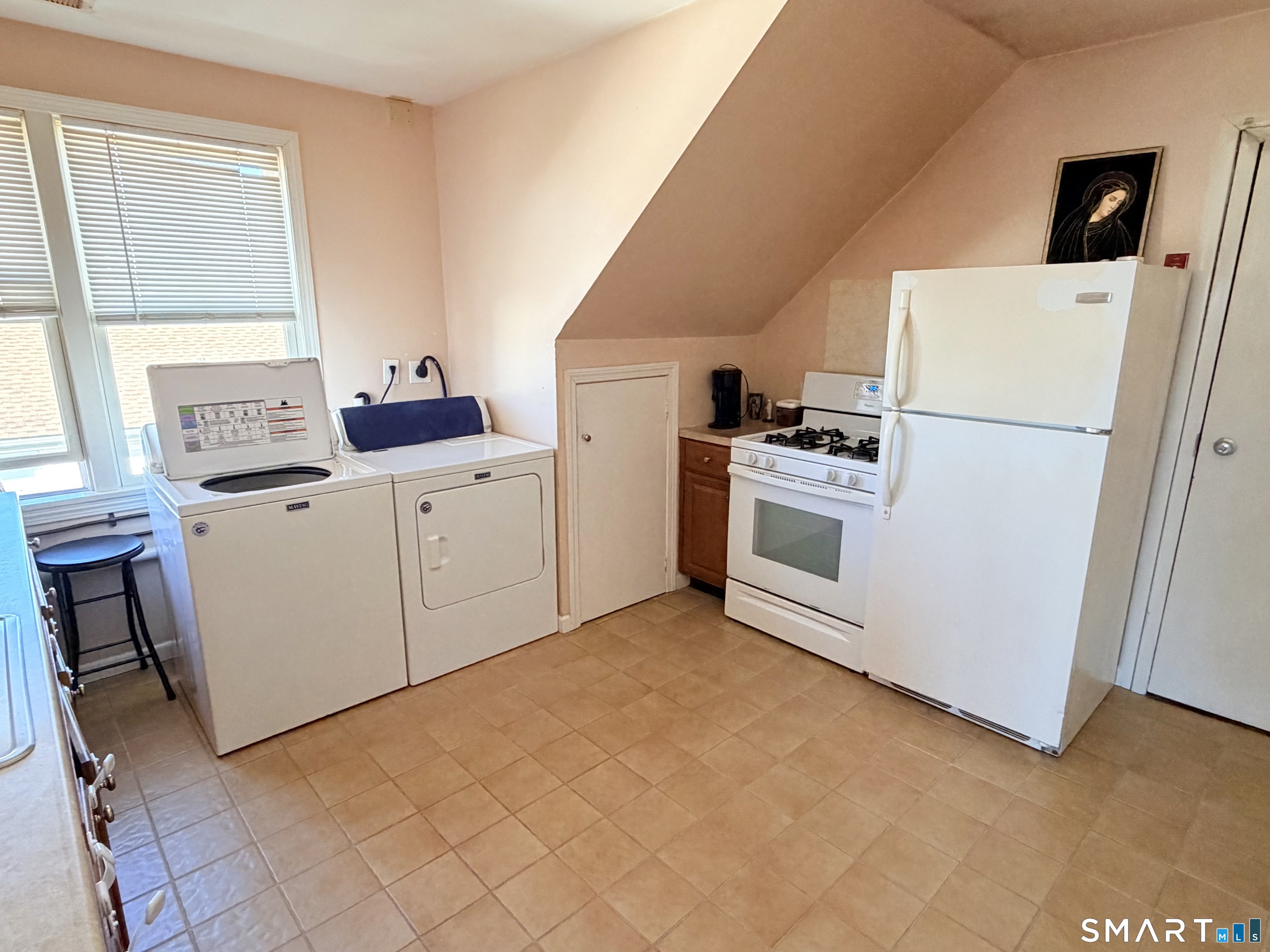 384 Thompson Street Stratford, CT 06615 - Photo 2 of 19