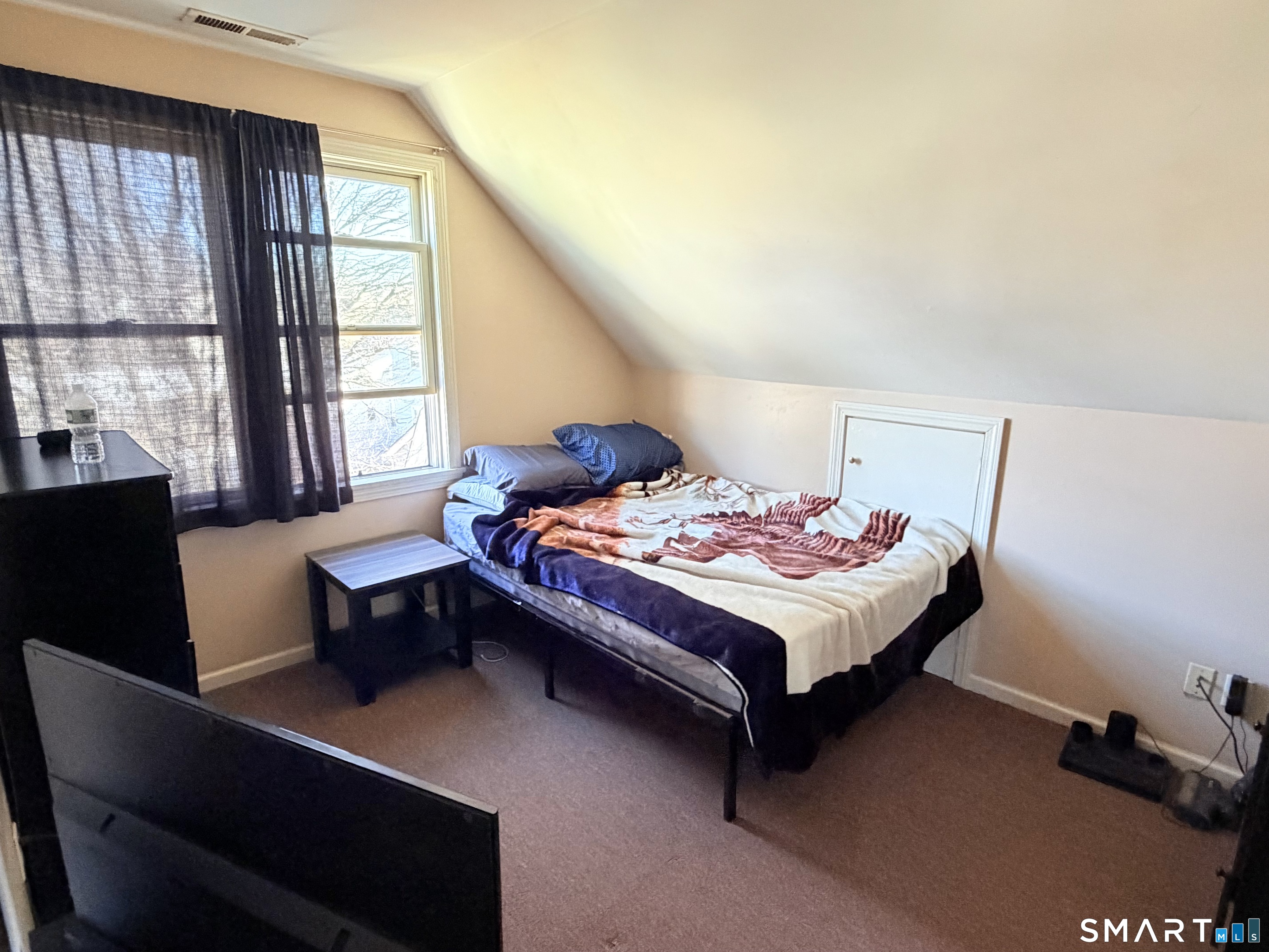 384 Thompson Street Stratford, CT 06615 - Photo 3 of 19