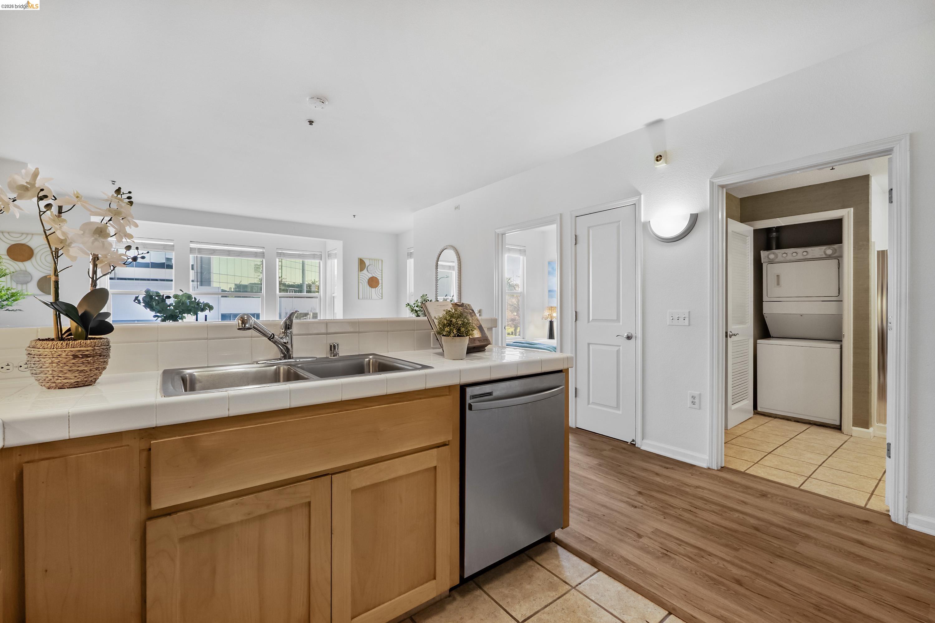 655 12th Street, Unit 205 Oakland, CA 94607 - Photo 7 of 33