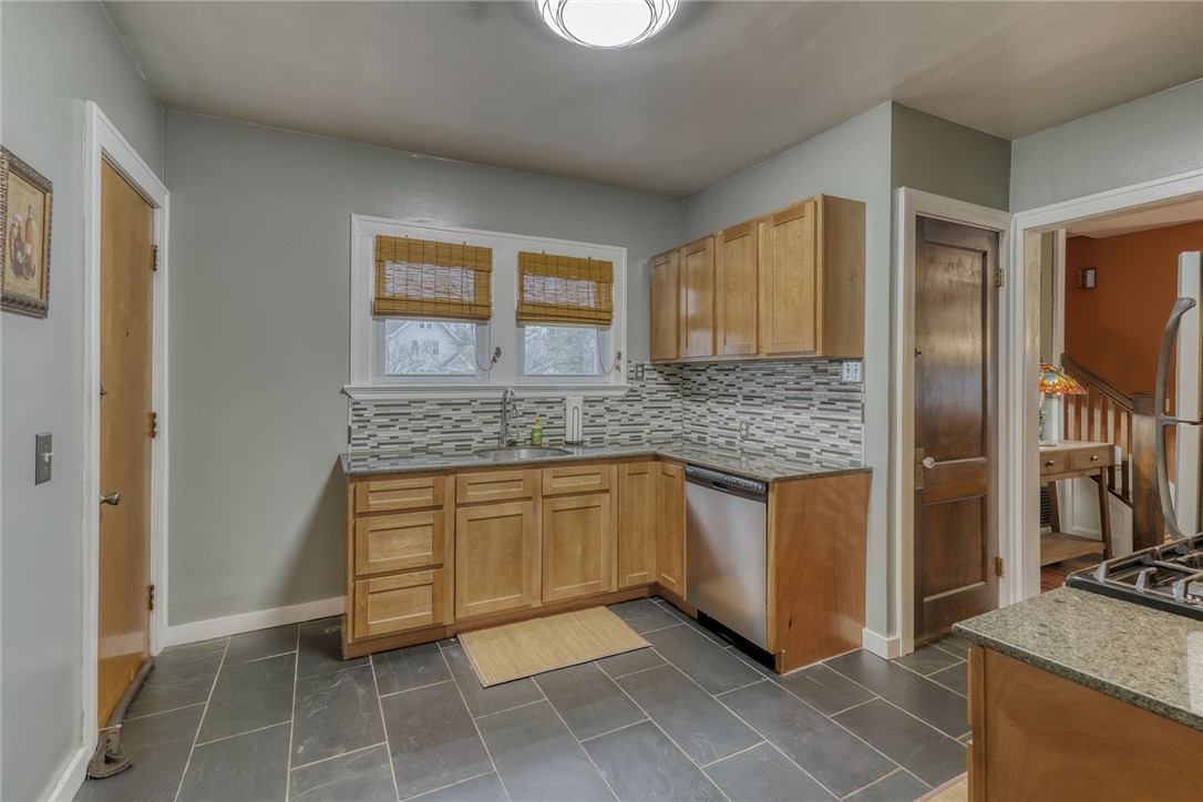 158 Longview Terrace Rochester, NY 14609 - Photo 16 of 50