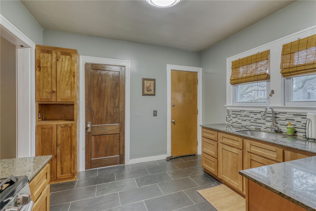 158 Longview Terrace Rochester, NY 14609 - Photo 18 of 50