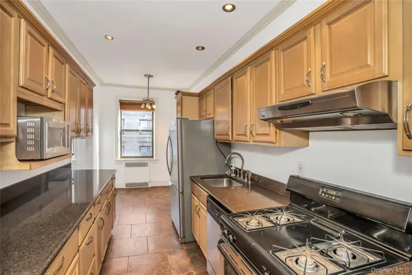 $2,400 | 35-40 82nd Street, Unit 4D | Jackson Heights
