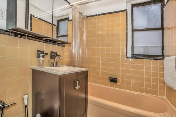 $2,400 | 35-40 82nd Street, Unit 4D | Jackson Heights