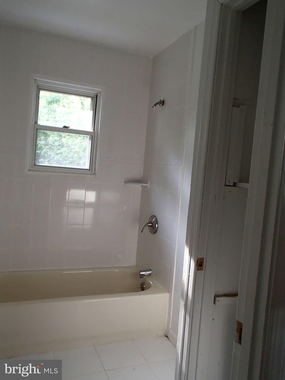 8420 Lockwood Road Pasadena, MD 21122 - Photo 11 of 15 Bath