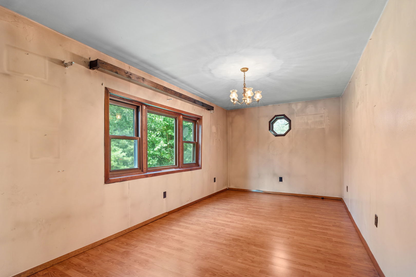 5N452 Central Road Itasca, IL 60143 - Photo 13 of 39 a view of an empty room with a window