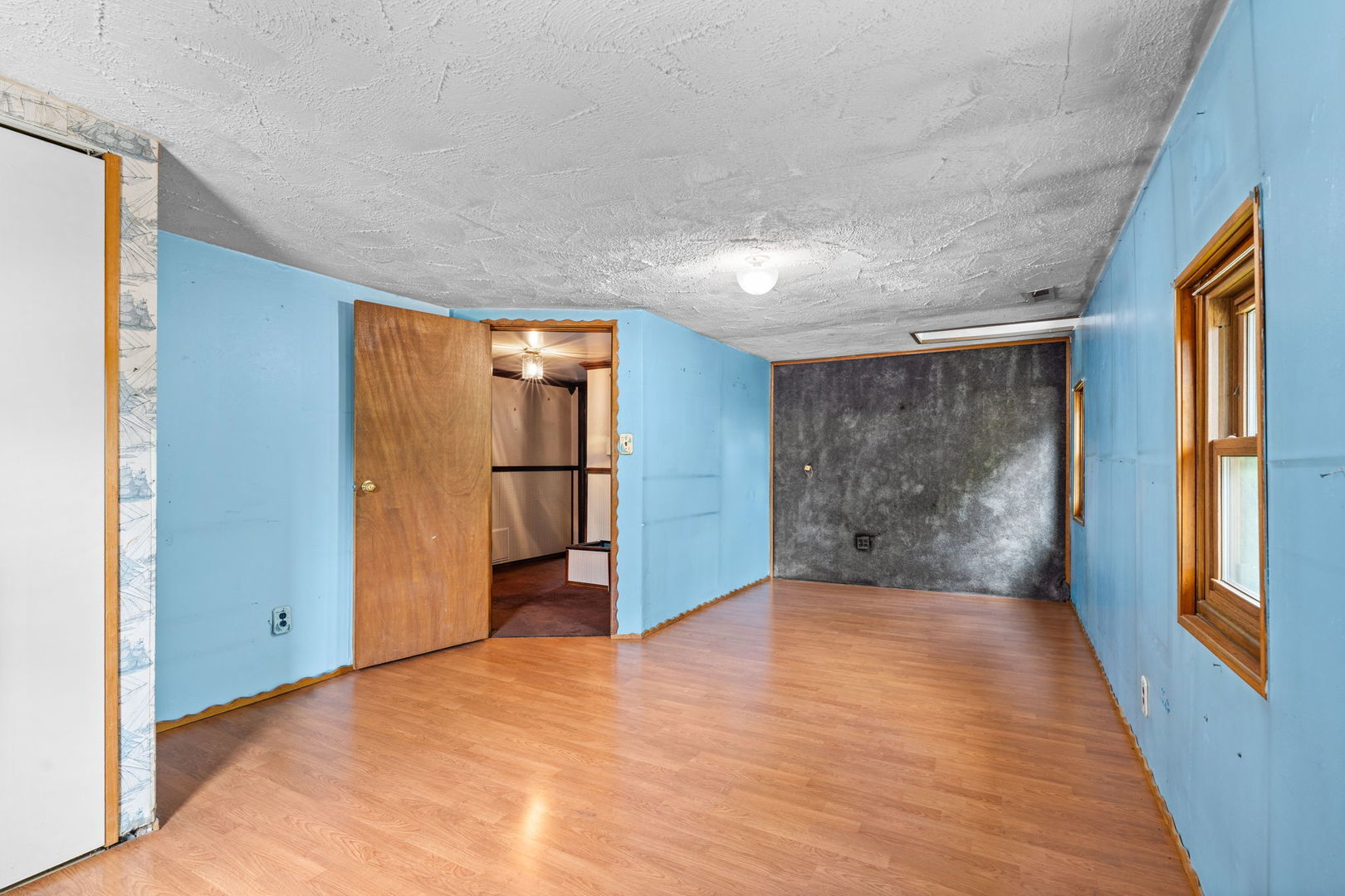 5N452 Central Road Itasca, IL 60143 - Photo 20 of 39 a view of an empty room with a window