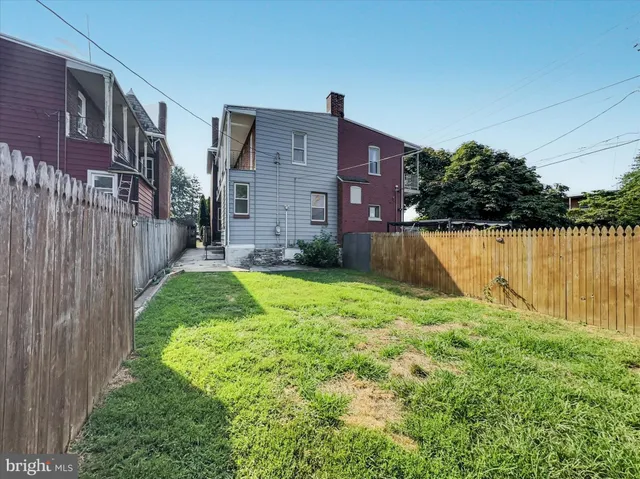 a view of a house with a backyard