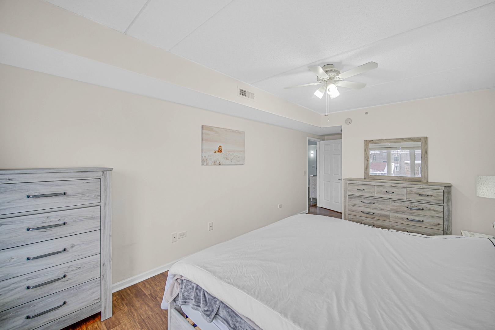 476 Alles Street, Unit 406 Des Plaines, IL 60016 - Photo 14 of 25 a bedroom with a bed and a dresser