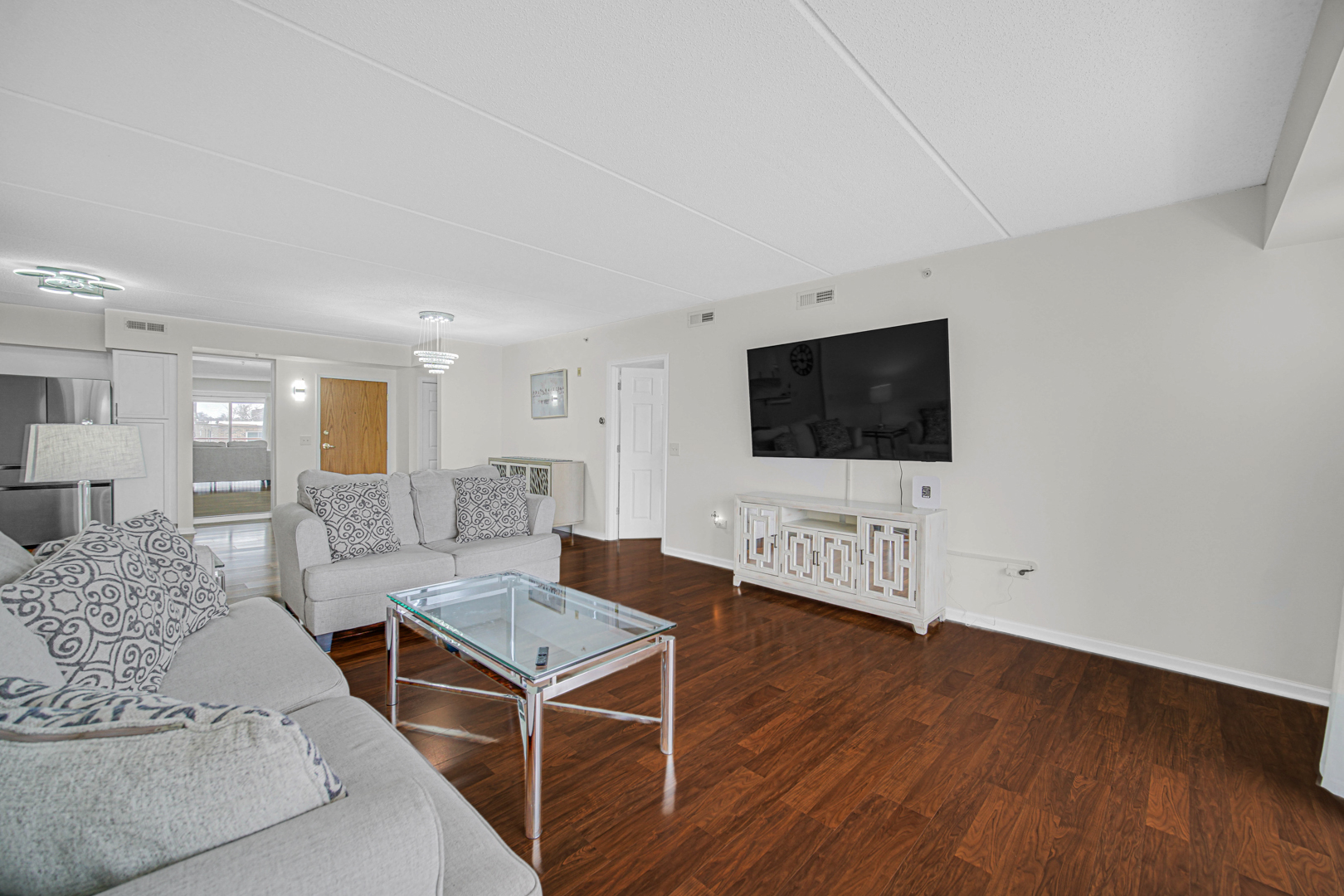 476 Alles Street, Unit 406 Des Plaines, IL 60016 - Photo 19 of 25 a living room with furniture and a flat screen tv