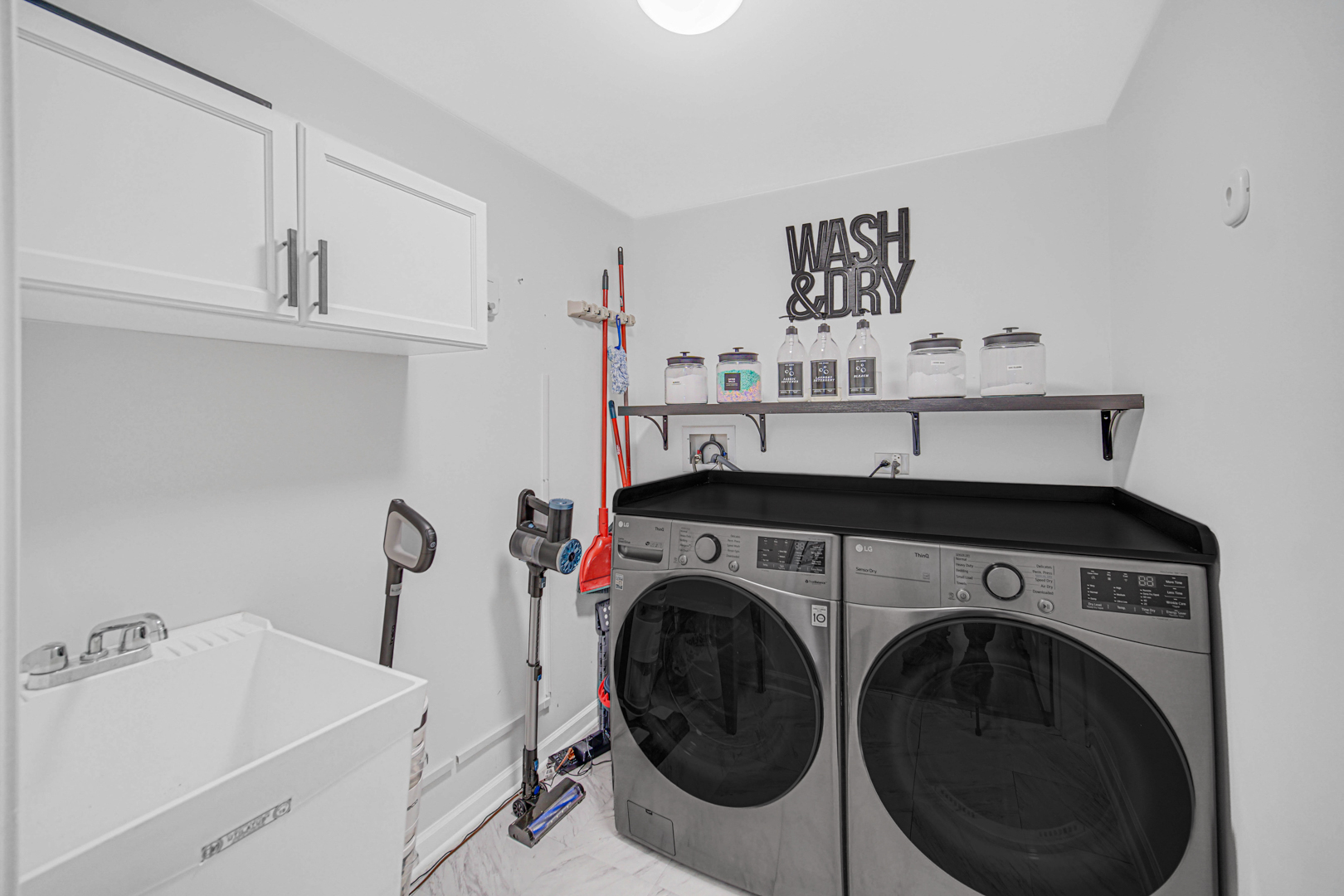 476 Alles Street, Unit 406 Des Plaines, IL 60016 - Photo 6 of 25 a utility room with dryer and washer